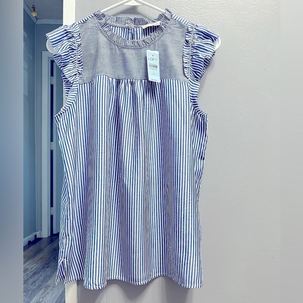 💝cute light blue with white striped blouse. New excellent condition.